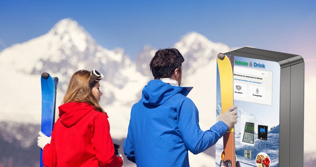 deux skieur devant la borne extérieure